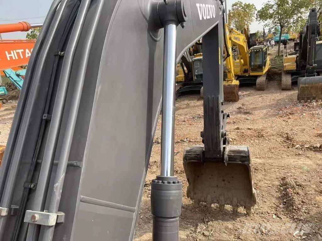 Volvo EC 250 D حفارات زحافة