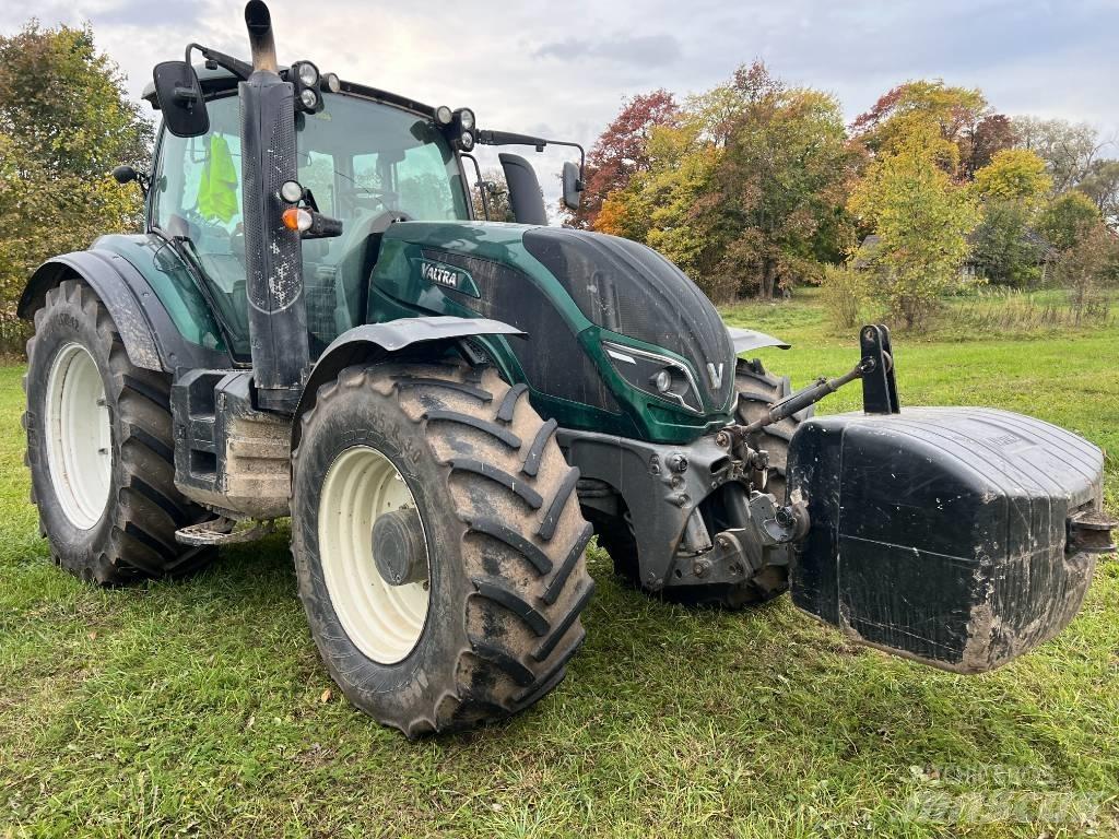 Valtra T 214 الجرارات