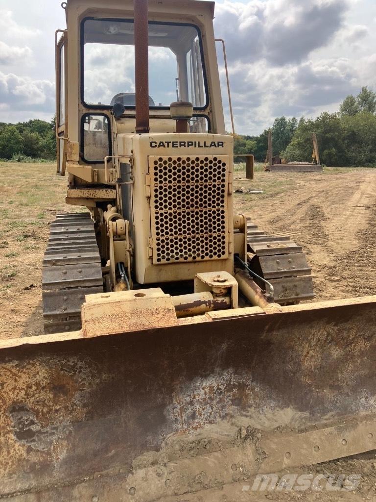 CAT D 3 B بلدوزرات مجنزرة