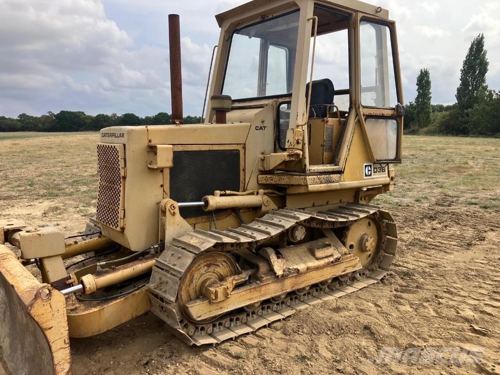 CAT D 3 B بلدوزرات مجنزرة