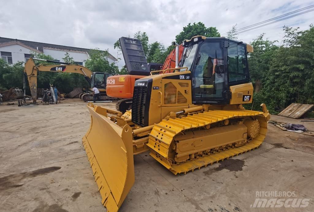 CAT D 5 K بلدوزرات مجنزرة
