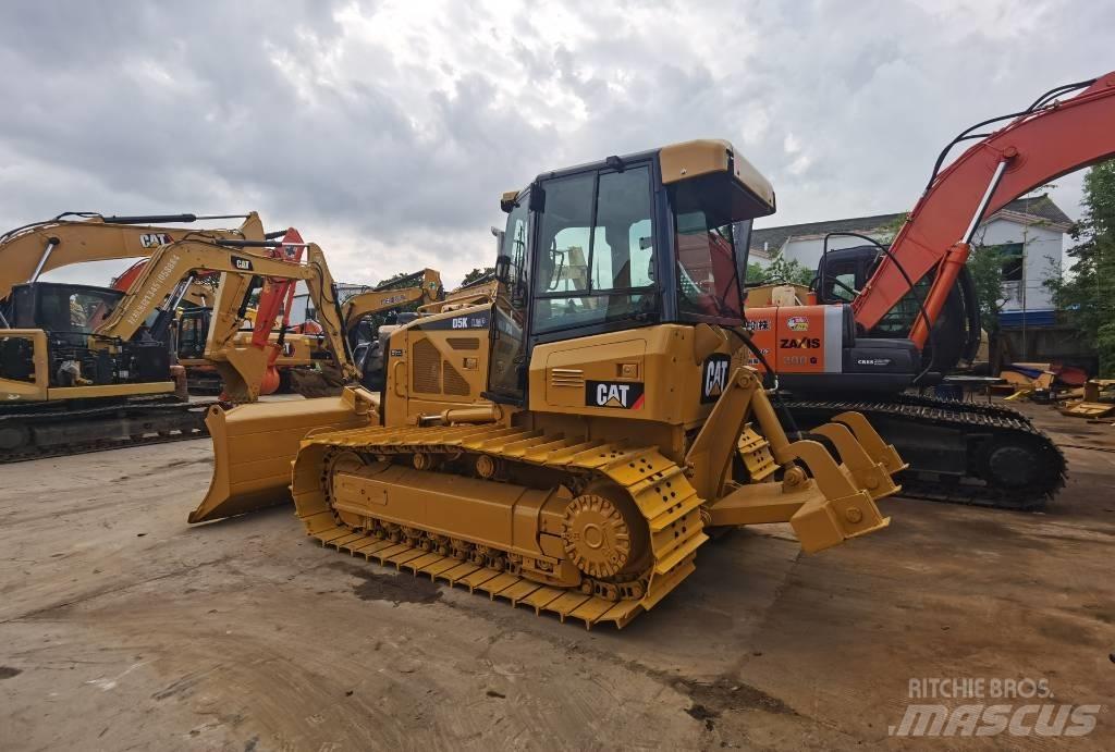 CAT D 5 K بلدوزرات مجنزرة