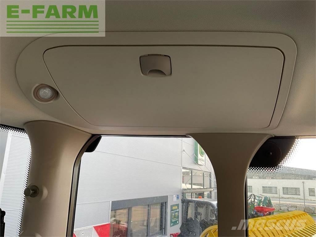 John Deere 6R 215 الجرارات