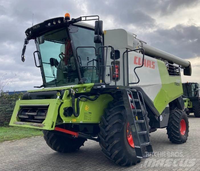 CLAAS TRION 530 حصادات