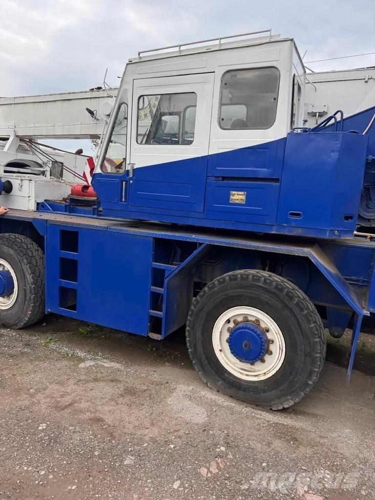 Tadano AR 300E شاحنات الرافعات