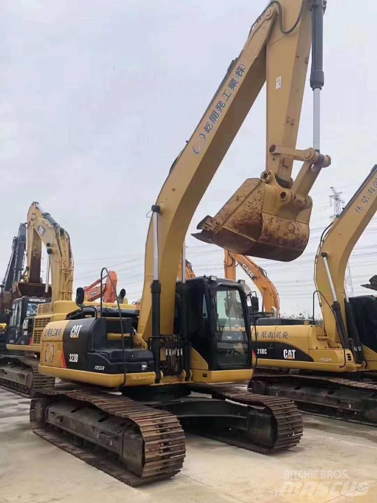 CAT 323 D حفارات زحافة