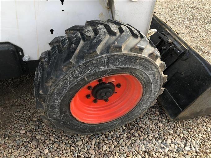 Bobcat S 300 لوادر انزلاقية التوجيه