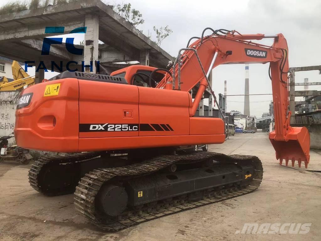 Doosan DX 225 LC حفارات زحافة