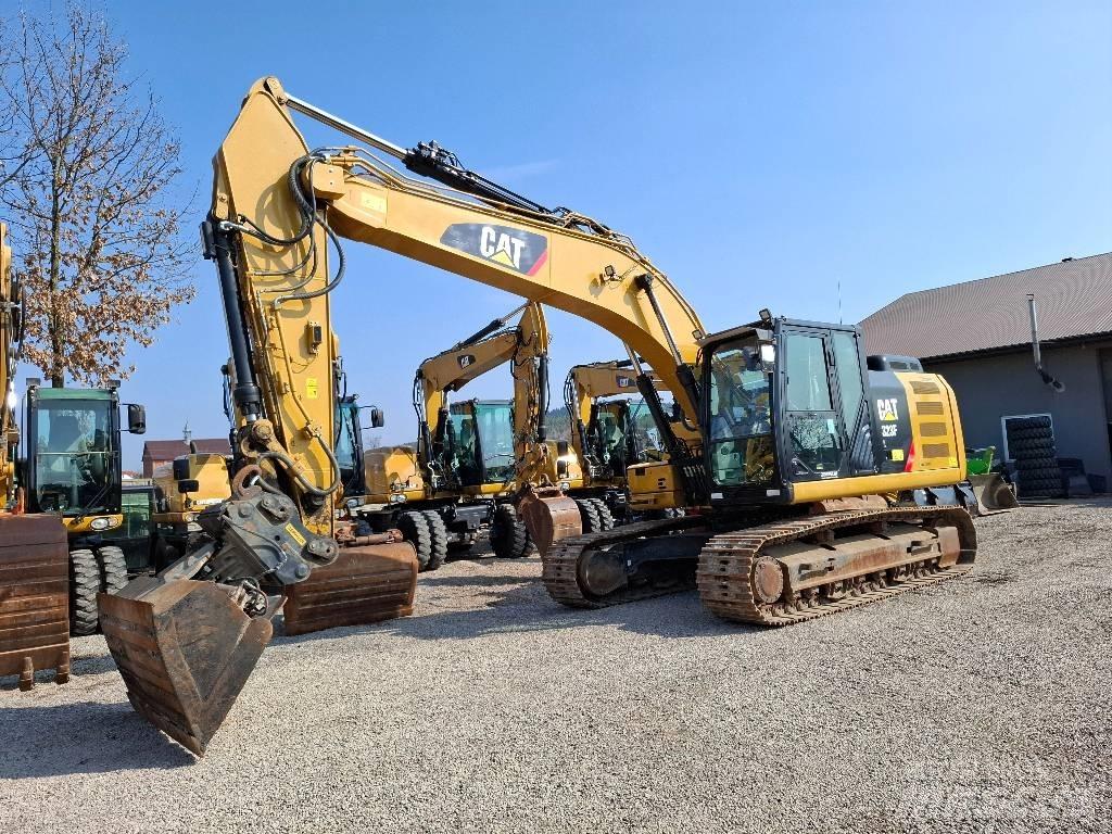 CAT 323 F L حفارات زحافة