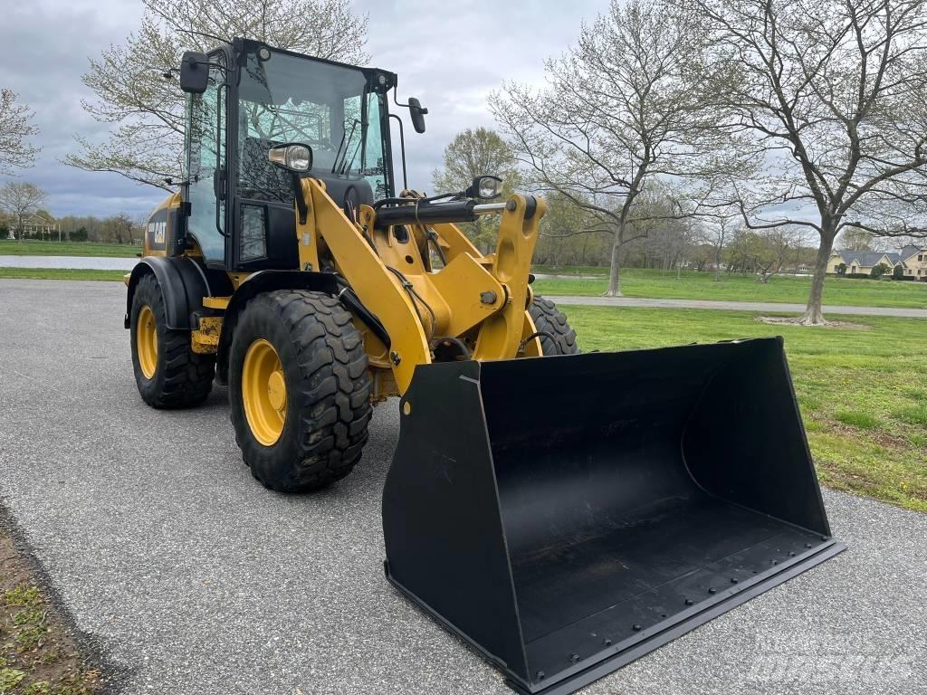 CAT 908M لوادر بعجل