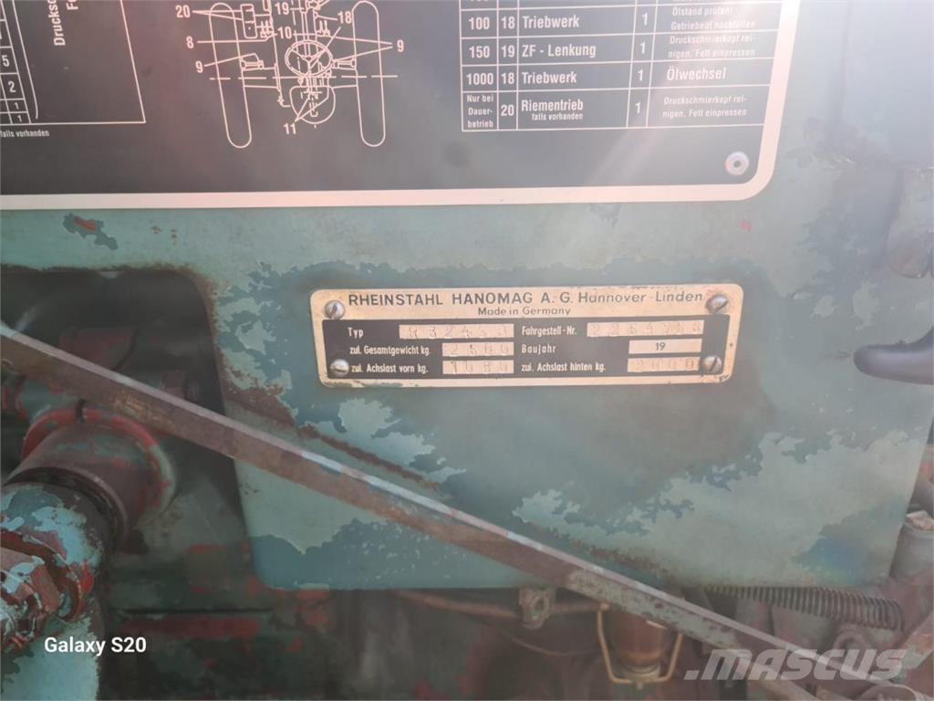 Hanomag R 324 SA الجرارات