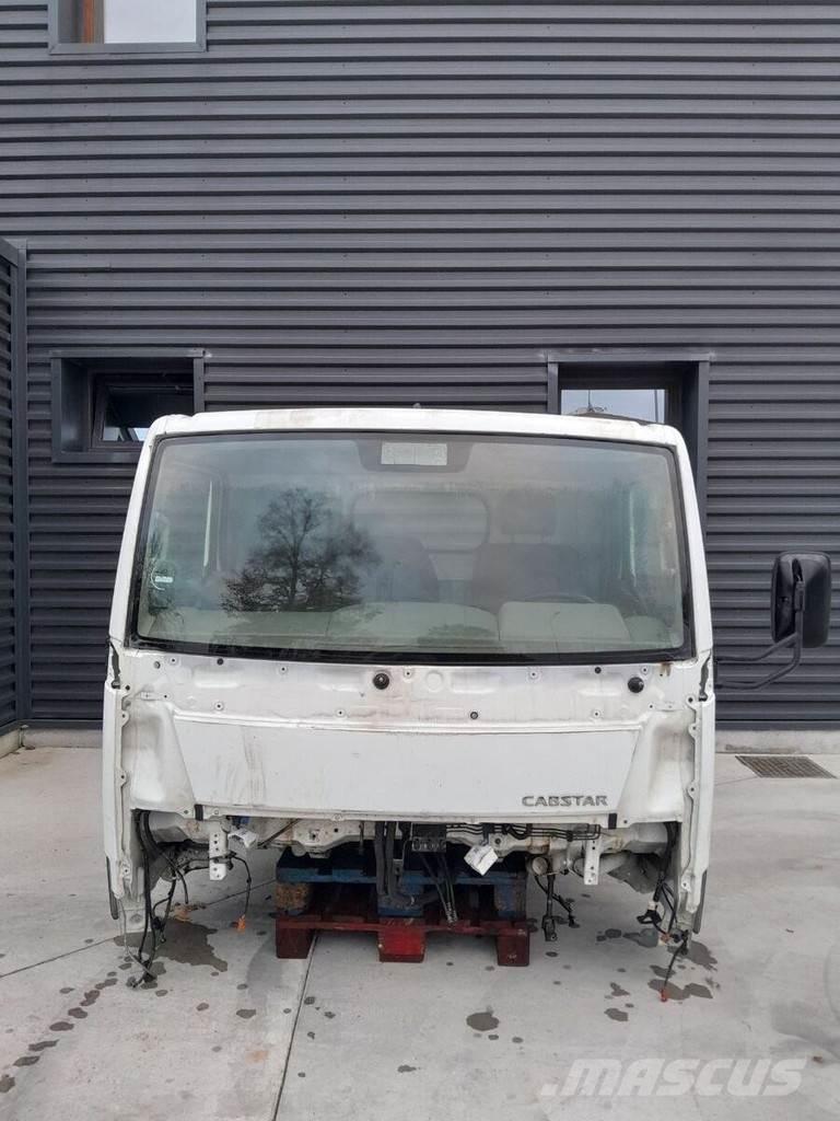 Nissan Cabstar كابينة والداخلية