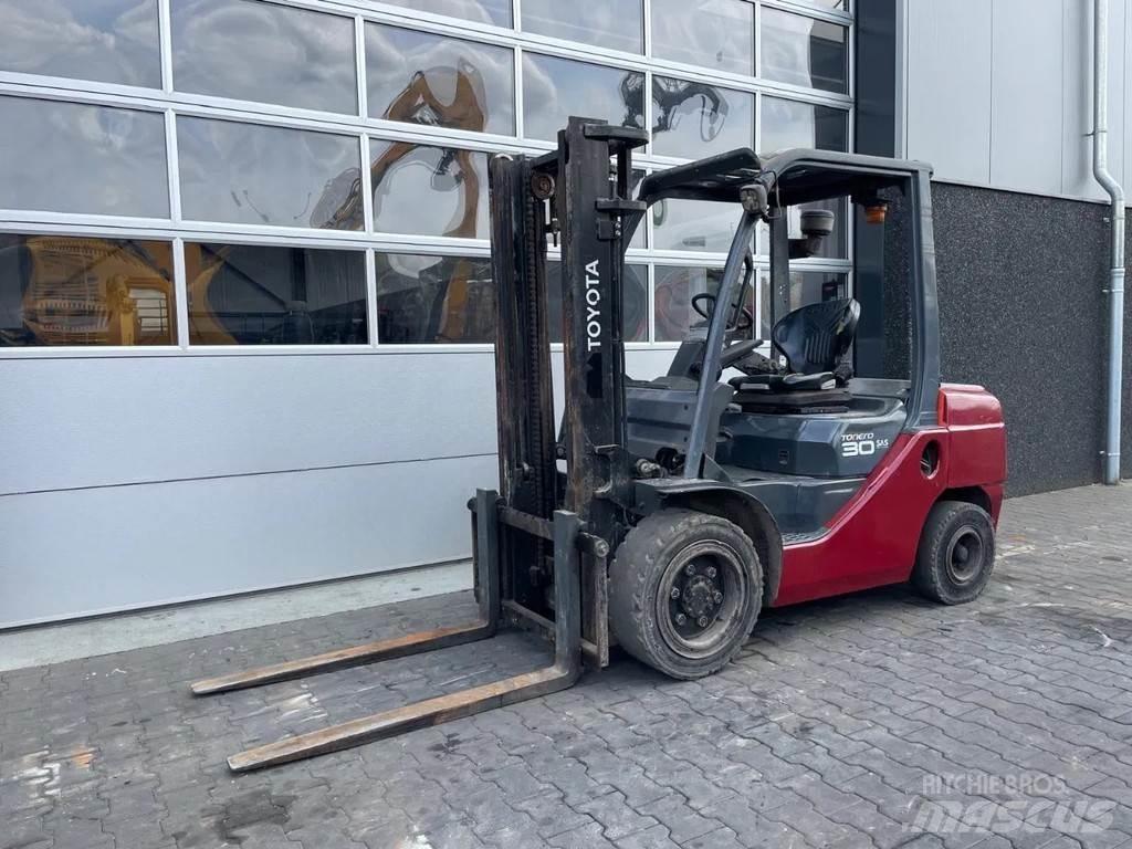 Toyota 02-8DF30 شاحنات ذات رافعات شوكية - أخرى