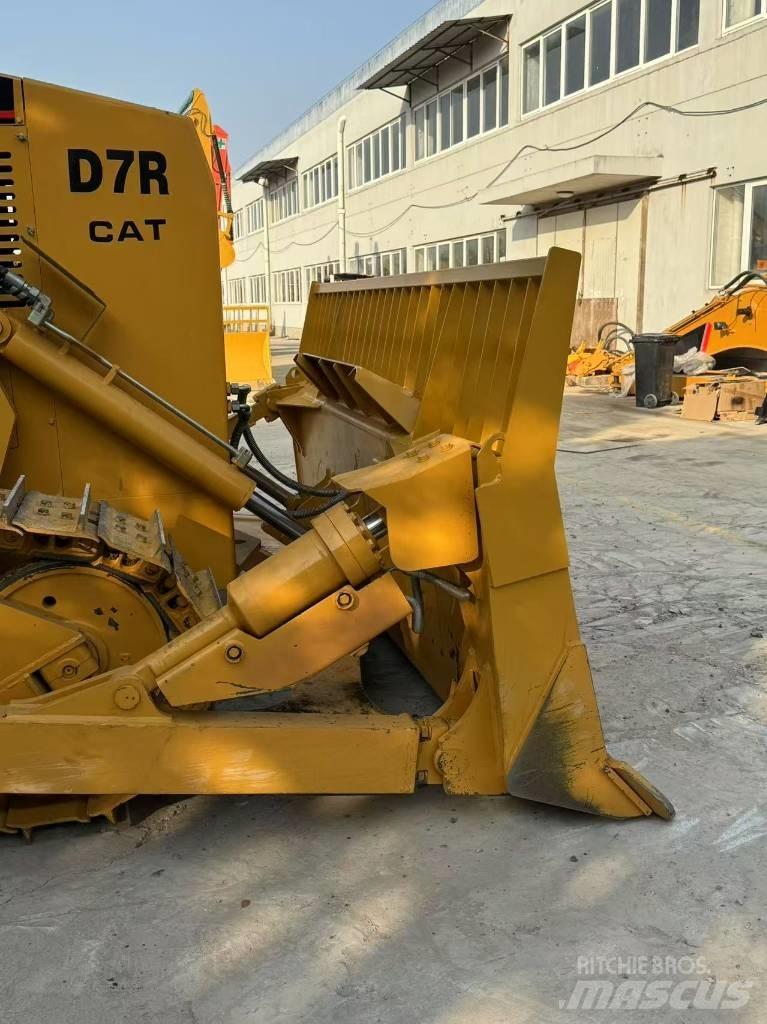 CAT D 7 R LGP بلدوزرات مجنزرة