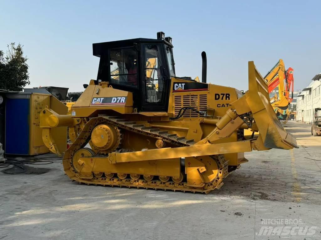 CAT D 7 R LGP بلدوزرات مجنزرة