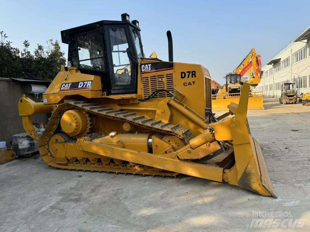 CAT D 7 R LGP بلدوزرات مجنزرة