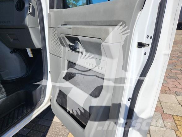 Ford E450 أخرى