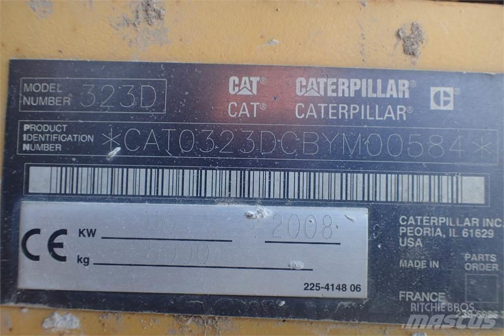 CAT 323D الجرارات