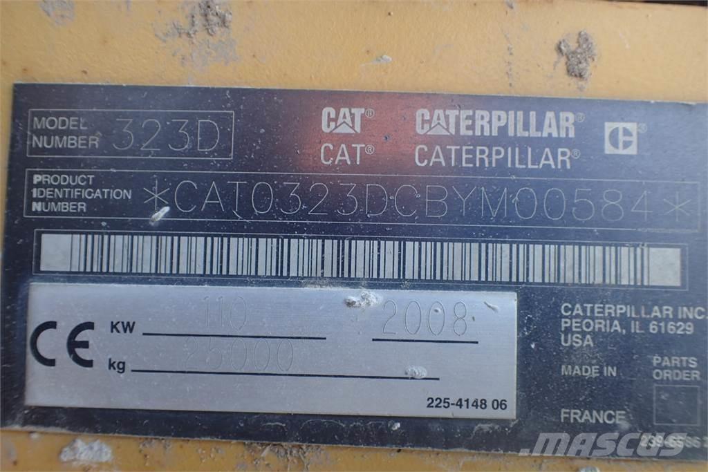 CAT 323D الجرارات