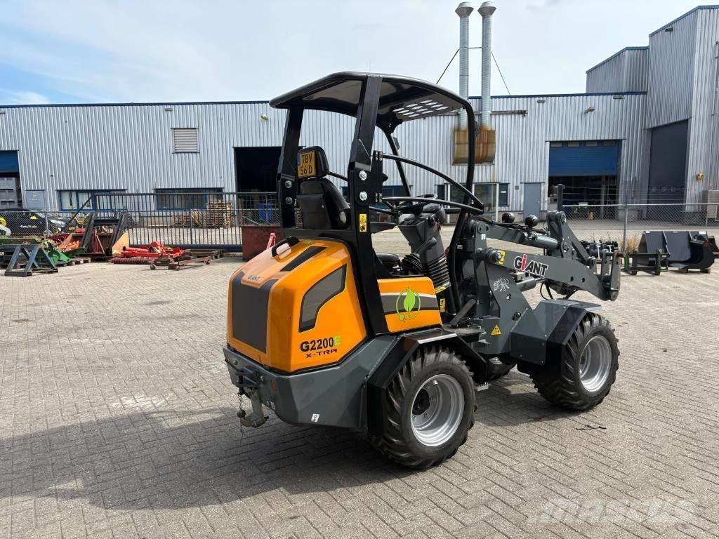 Giant G2200 E Xtra لوادر صغيرة