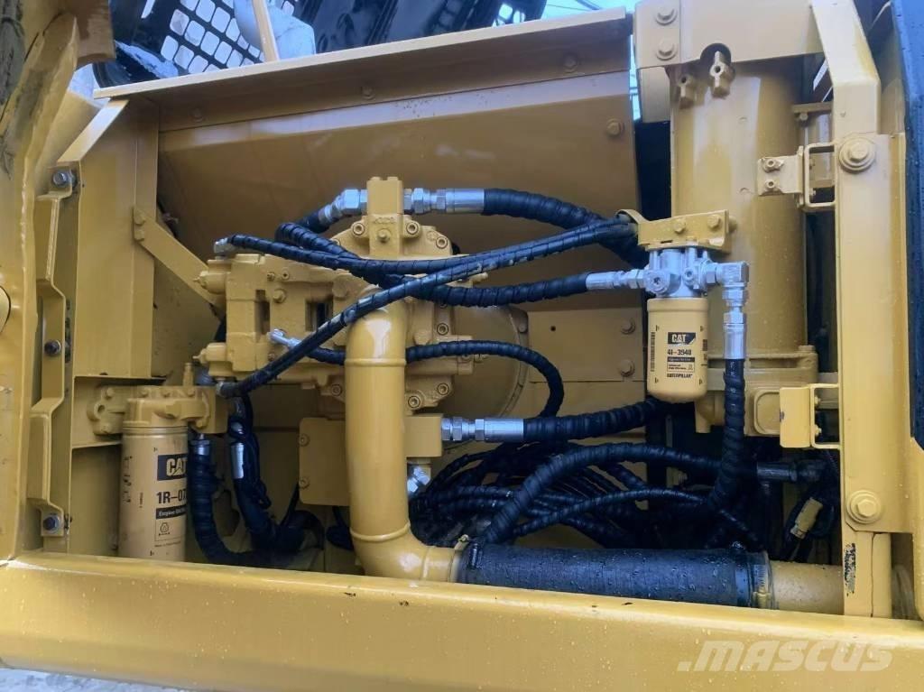 CAT 325 B L حفارات زحافة