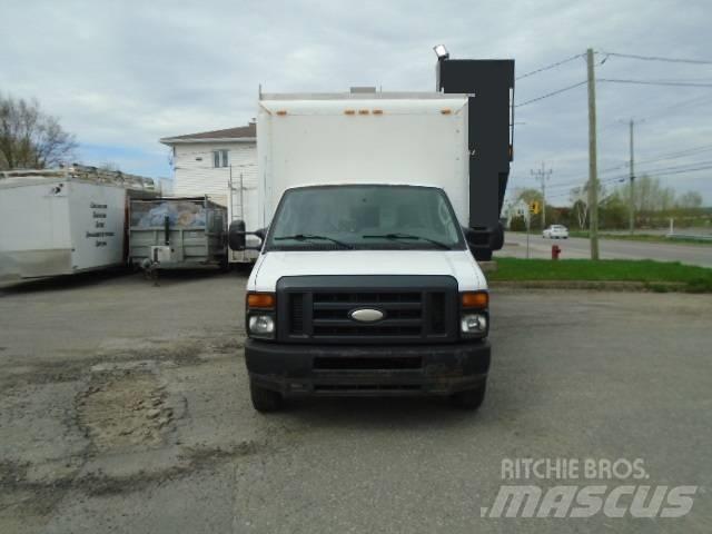 Ford E 350 شاحنة مقفلة