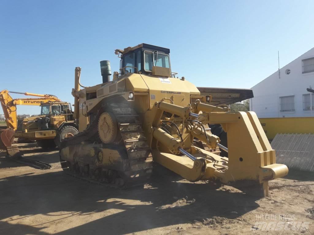 CAT D 10 بلدوزرات مجنزرة