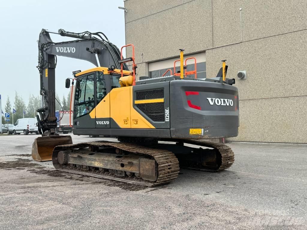 Volvo EC 250 EL حفارات زحافة
