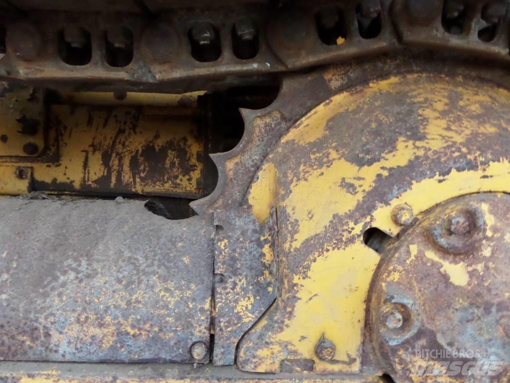 CAT D 4 E بلدوزرات مجنزرة