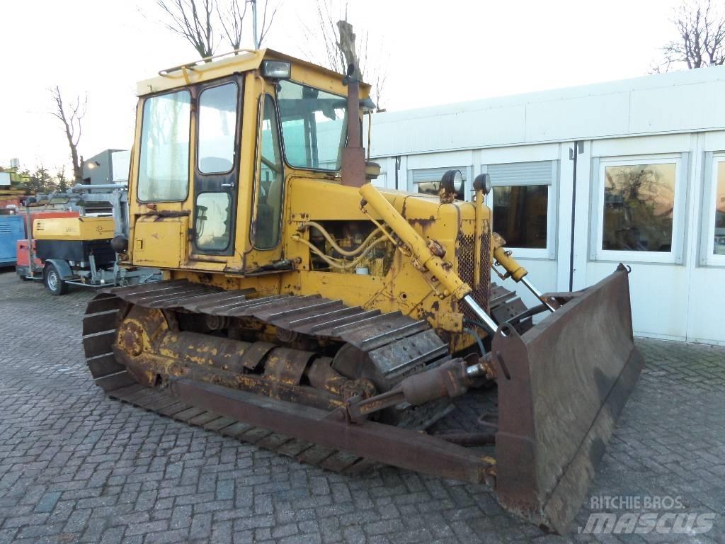 CAT D 4 E بلدوزرات مجنزرة
