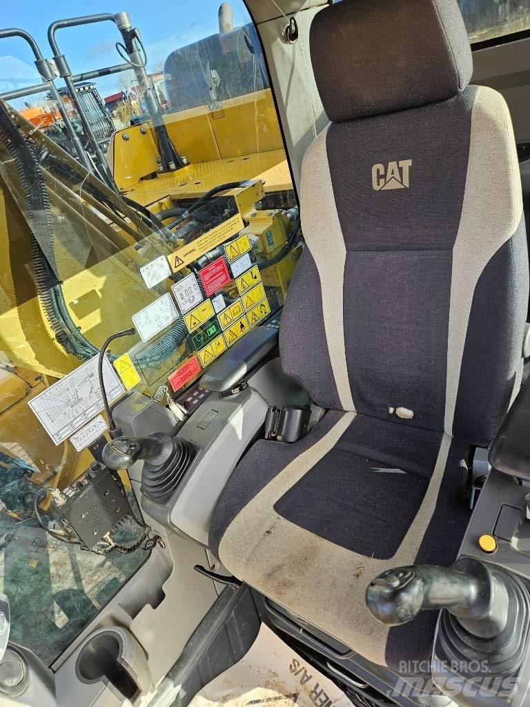CAT 326 F L حفارات زحافة