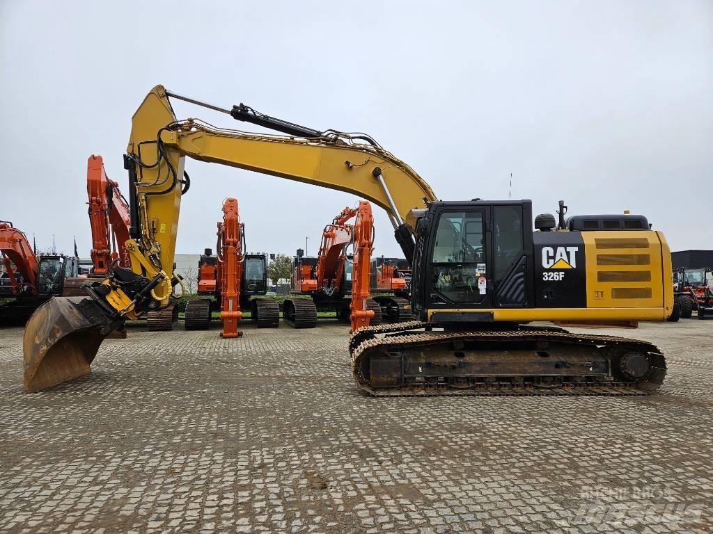 CAT 326 F L حفارات زحافة