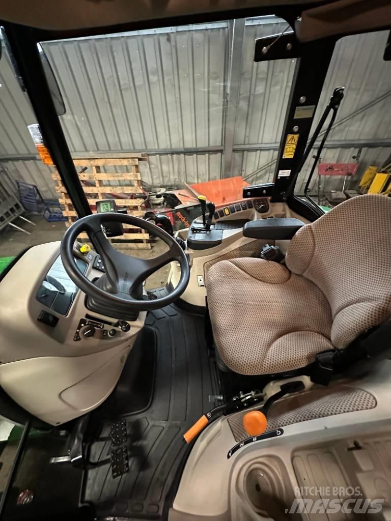 John Deere 3046 R الجرارات