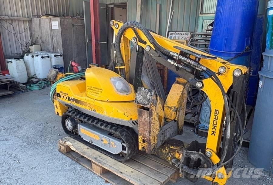 Brokk 100 حفارات هدم