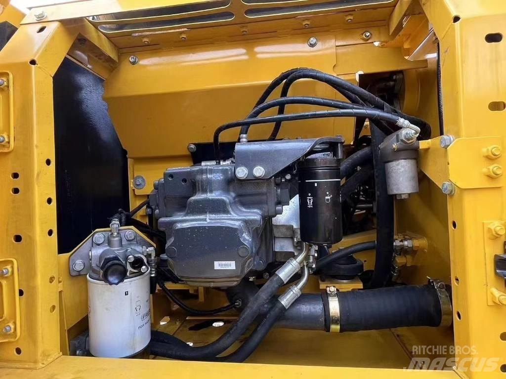 Komatsu pc220 حفارات زحافة