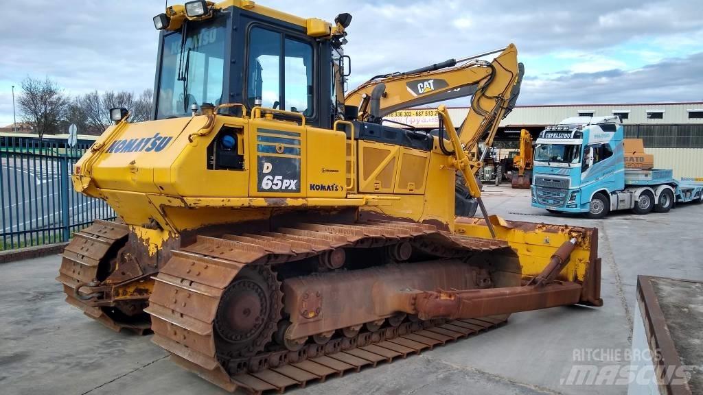 Komatsu D65PX-18 بلدوزرات مجنزرة