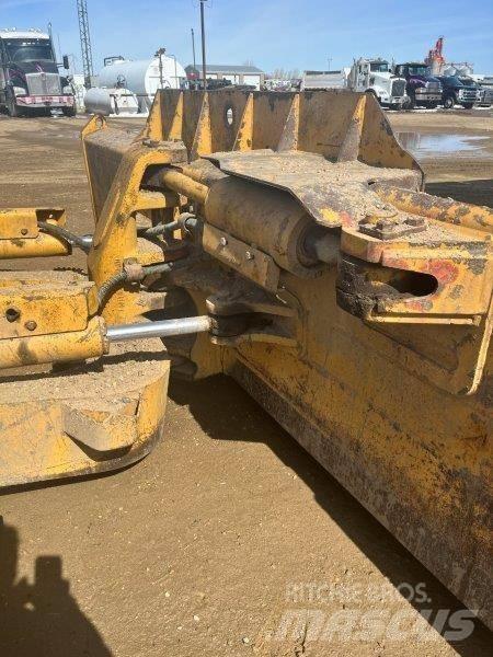 CAT D 6 N LGP بلدوزرات مجنزرة
