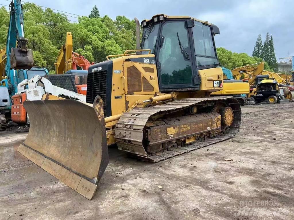 CAT D 5 K بلدوزرات مجنزرة