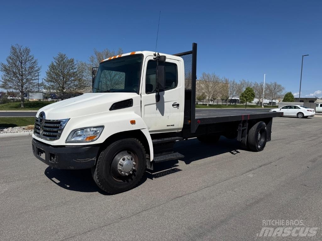 Hino 268 شاحنات مسطحة/مفصلية الجوانب