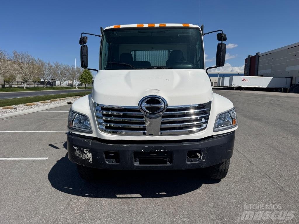 Hino 268 شاحنات مسطحة/مفصلية الجوانب