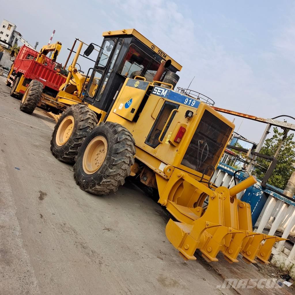 SEM 919 معدات تمهيد الطرق