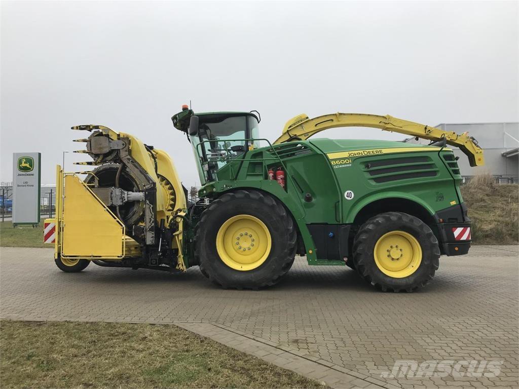 John Deere 8600 علافات ذاتية الدفع
