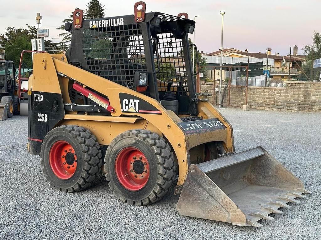 CAT 226BHF لوادر صغيرة