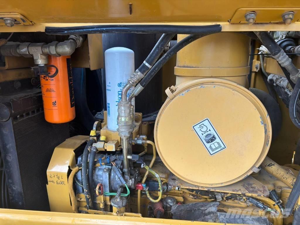 CAT D 6 N LGP بلدوزرات مجنزرة