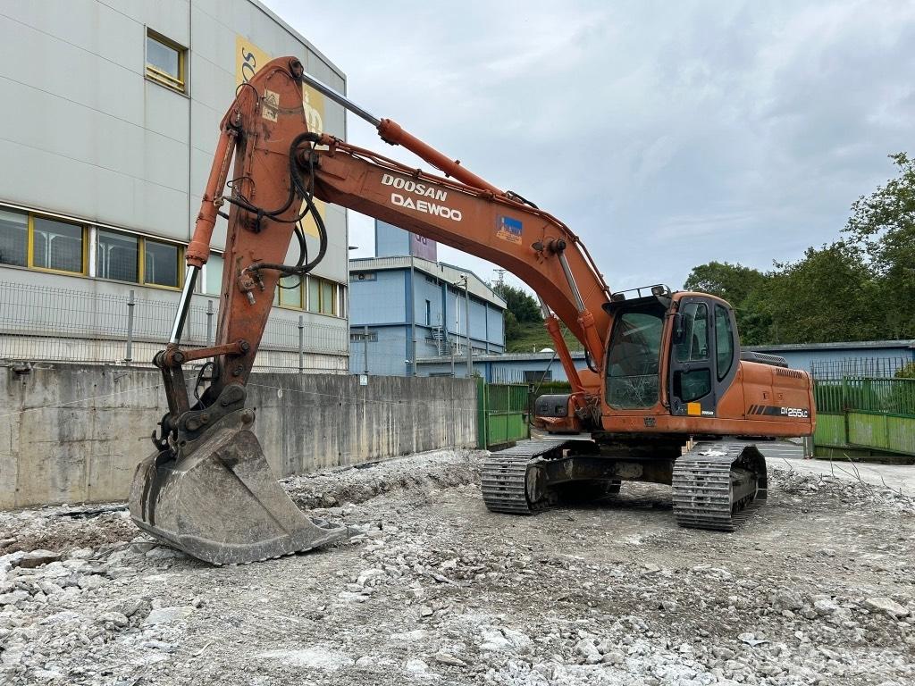 Doosan DX 255 LC حفارات زحافة