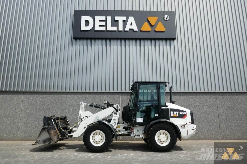 CAT 906M لوادر بعجل