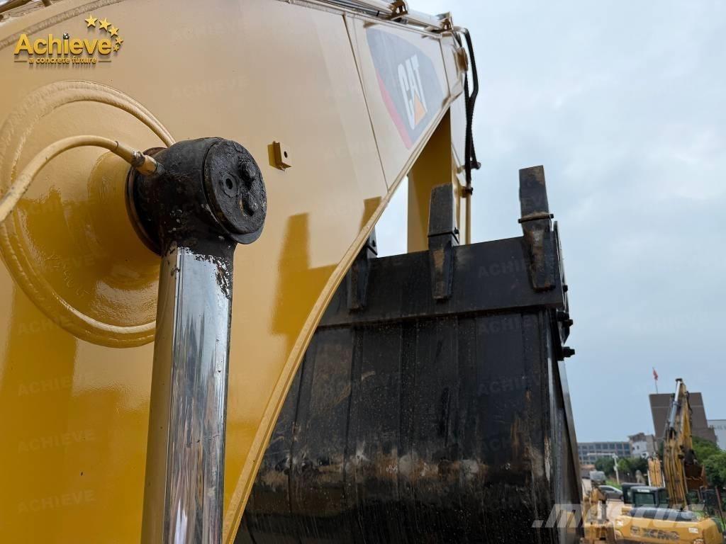 CAT 320 D حفارات زحافة