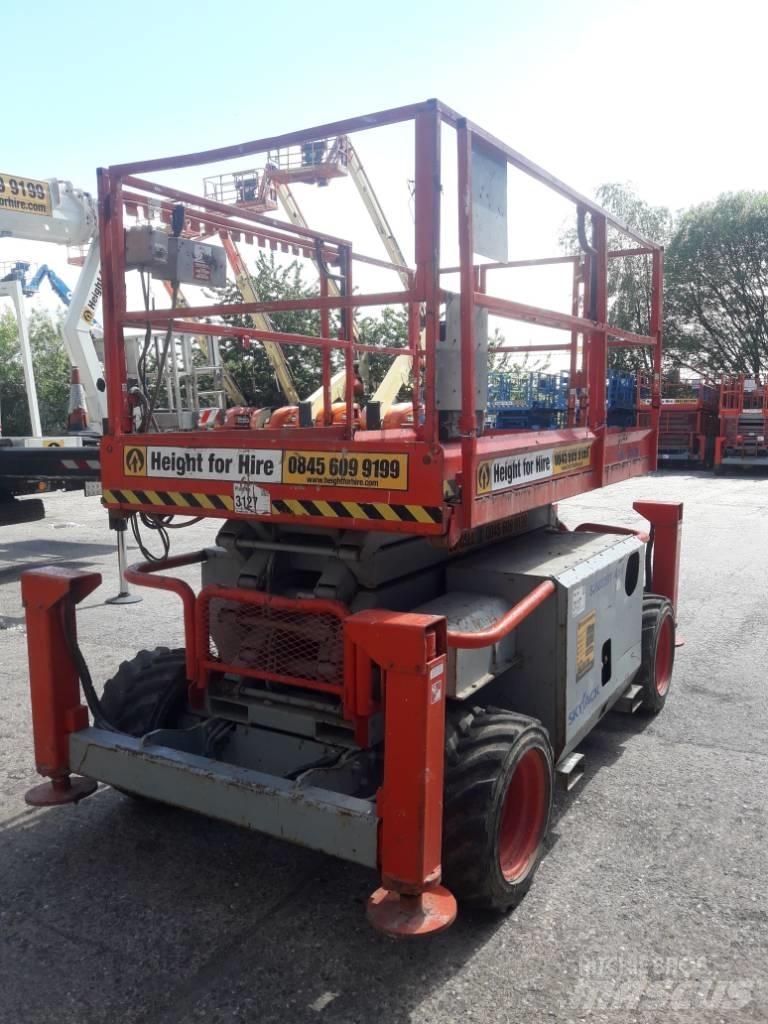 SkyJack SJ 6832 RT رافعات مقصية الشكل