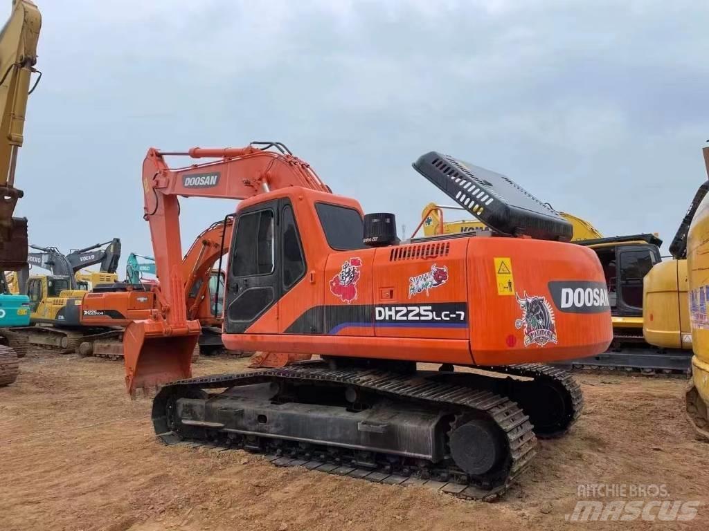 Doosan 225-7 حفارات زحافة