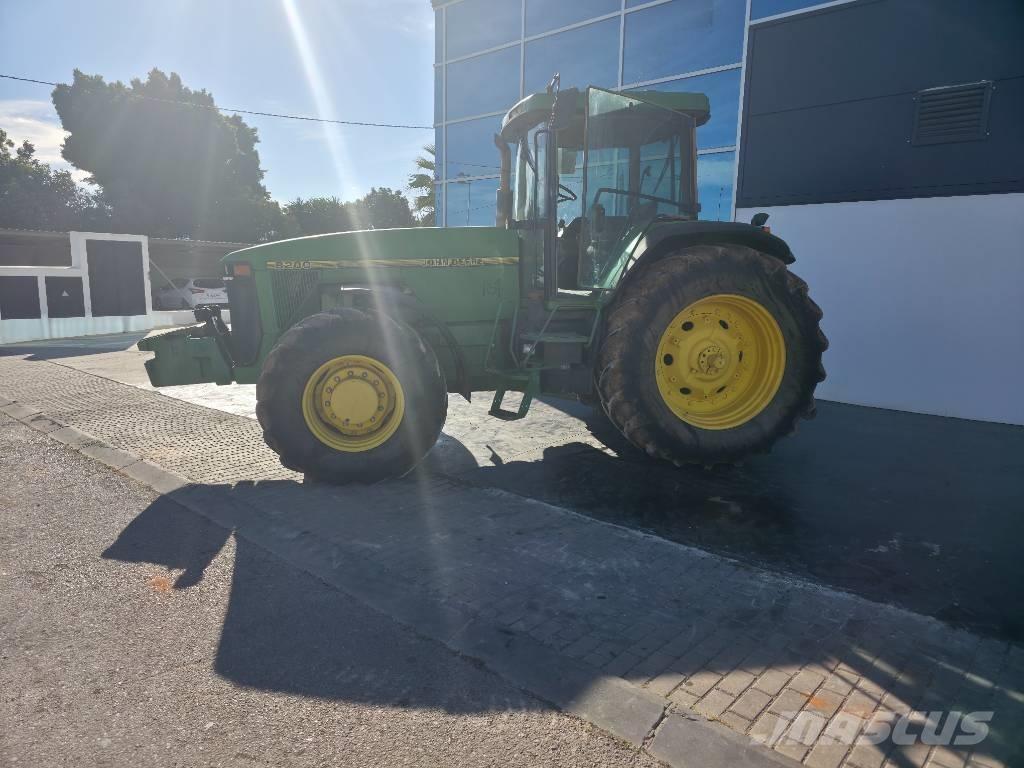 John Deere 8200 الجرارات